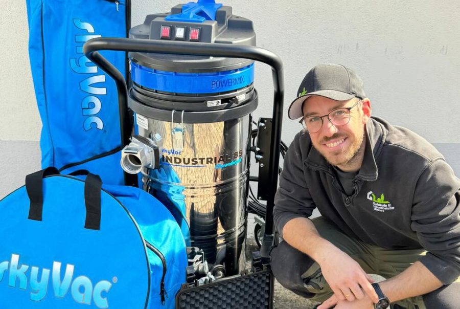 Flix Nößler mit einem SkyVac Sauger für die Dachrinnenreinigung