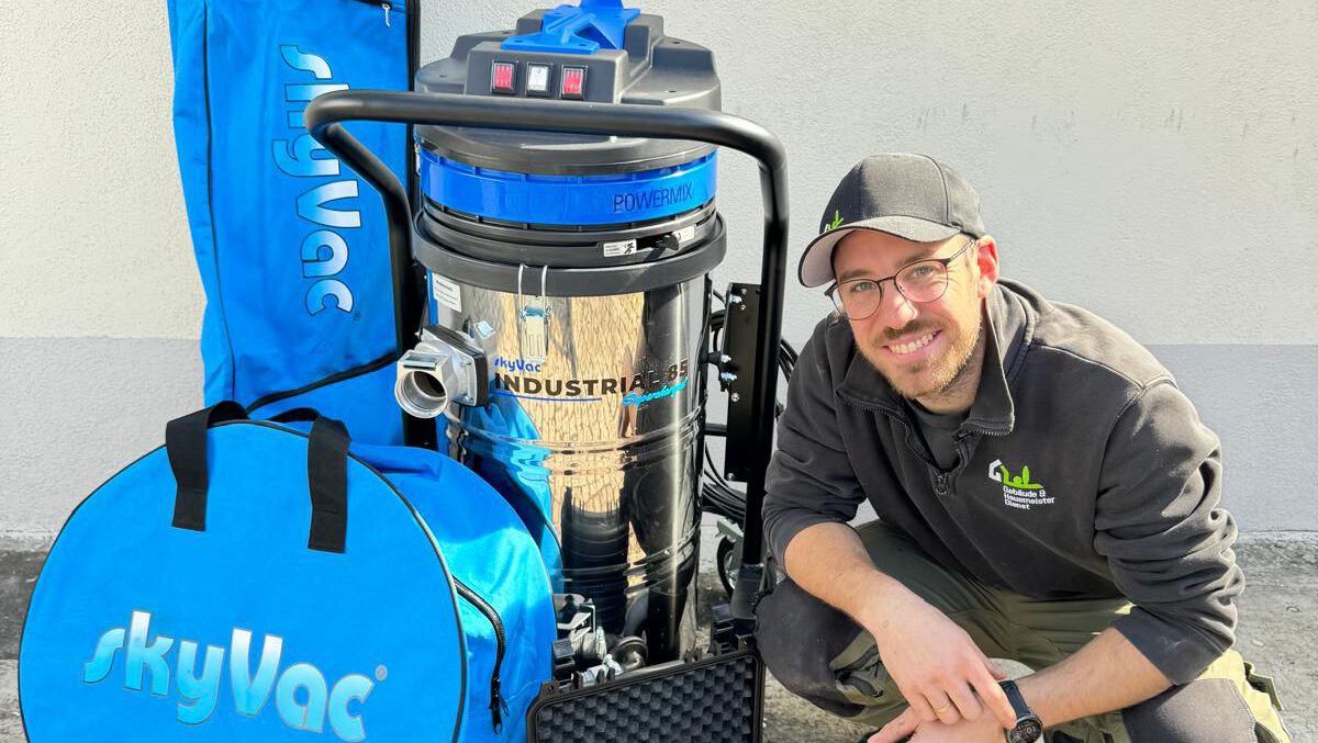Flix Nößler mit einem SkyVac Sauger für die Dachrinnenreinigung